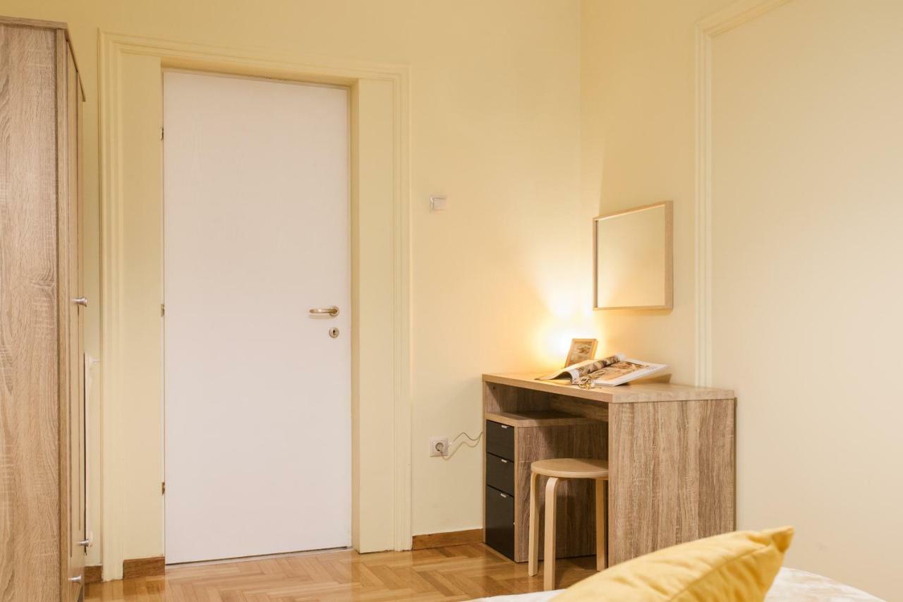 Homestay Private View In Near To Acropolis Metro Station *