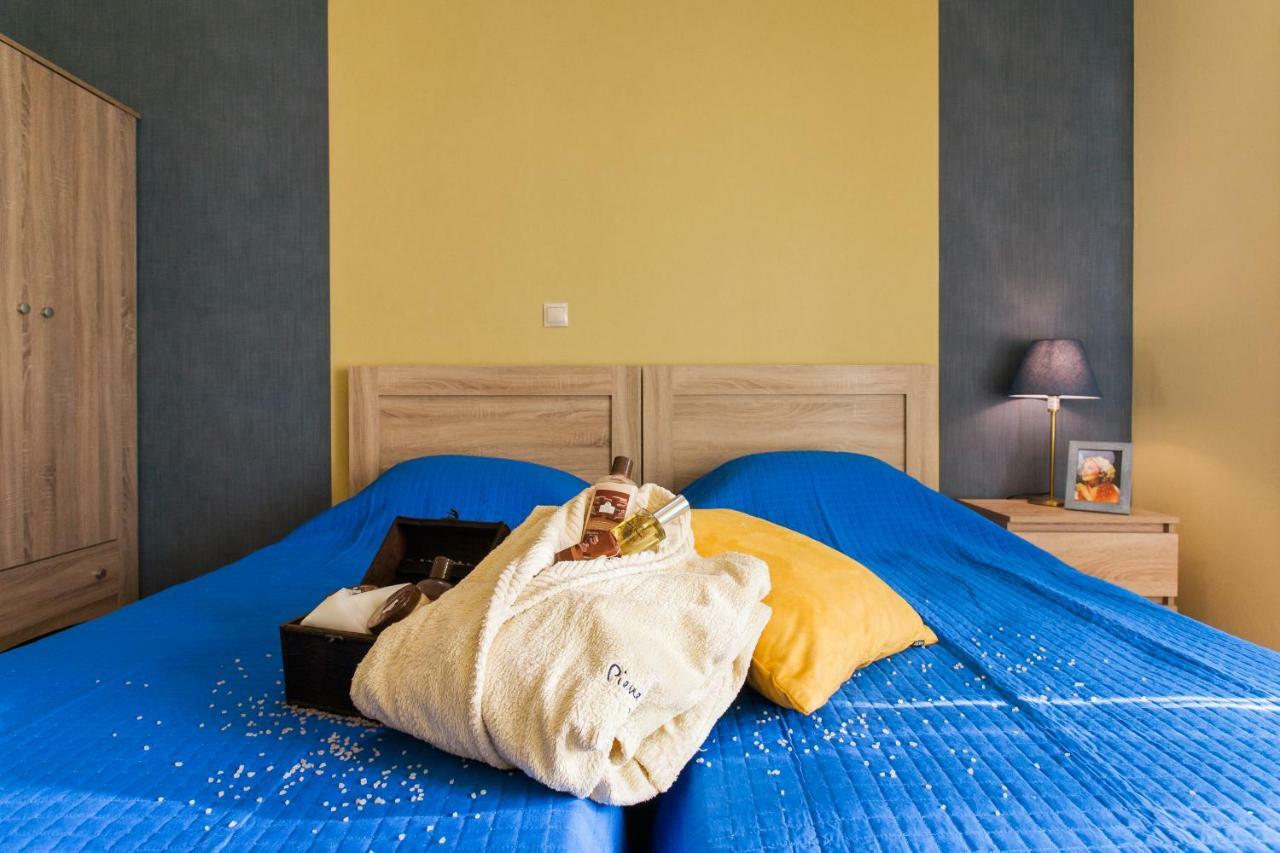 Homestay Private View In Near To Acropolis Metro Station